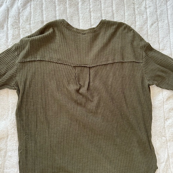 Stylish v neck waffle knit long sleeve t-shirt. Fun casual look! - Picture 3 of 4